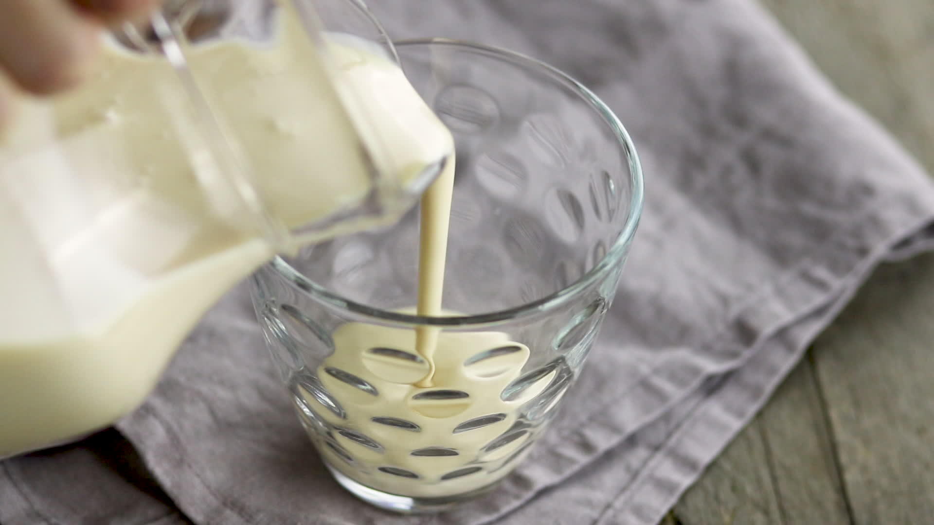 发酵的烤牛奶从一个罐子里倒进玻璃杯里视频的预览图