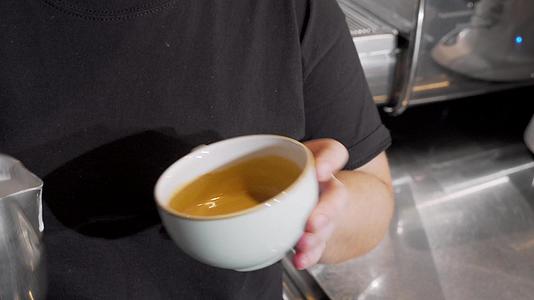 在咖啡杯里的咖啡中加入热牛奶咖啡视频的预览图