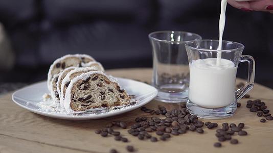 早餐倒一杯牛奶和法国巧克力咖啡蛋糕视频的预览图
