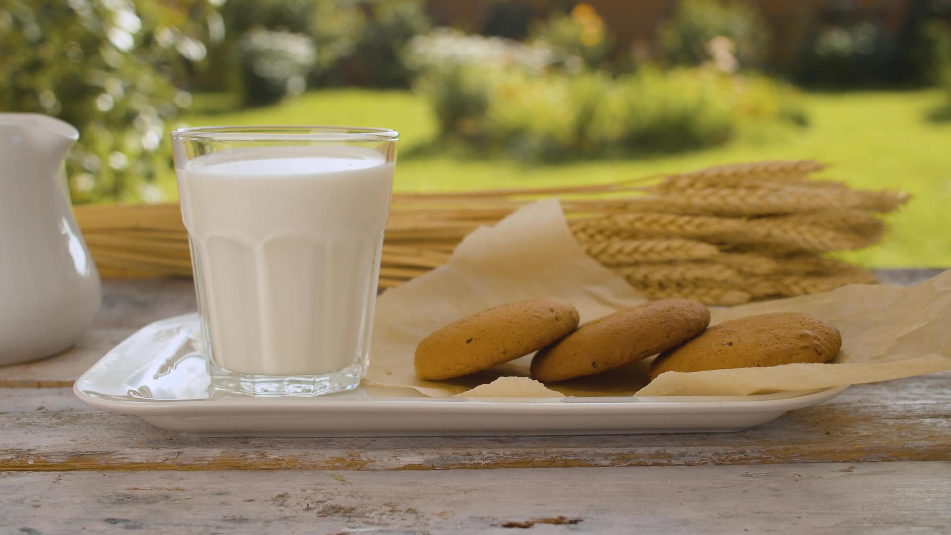 奶杯和饼干视频的预览图
