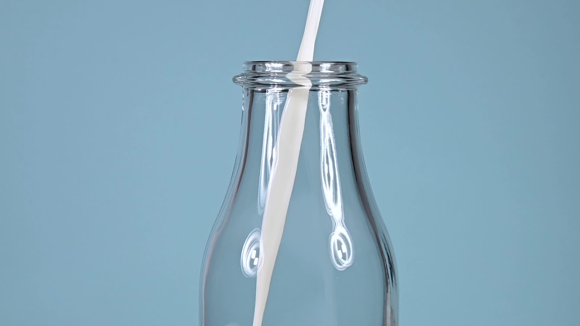 牛奶紧紧地倒在玻璃瓶里视频的预览图