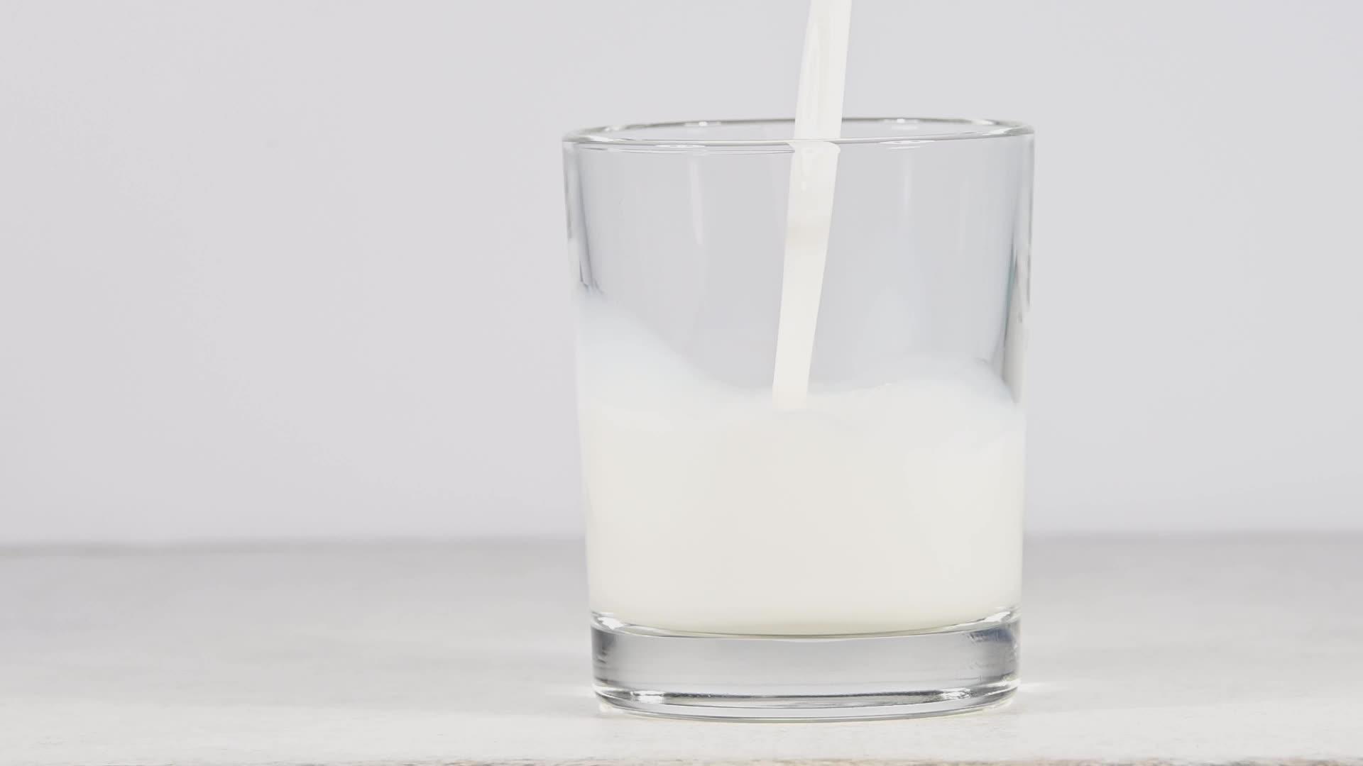 将鲜奶倒入白杯中视频的预览图