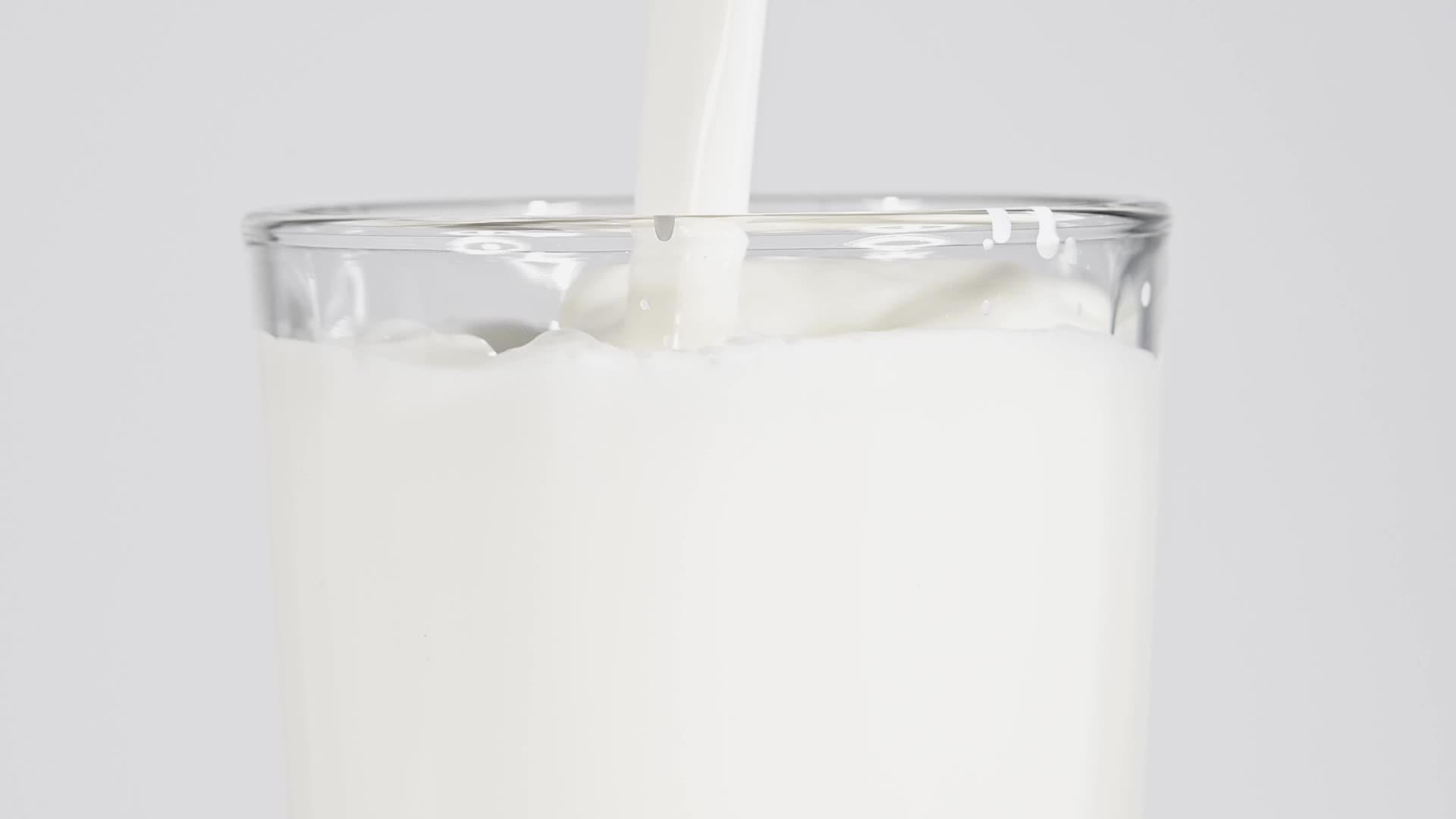将鲜奶倒入白杯中视频的预览图