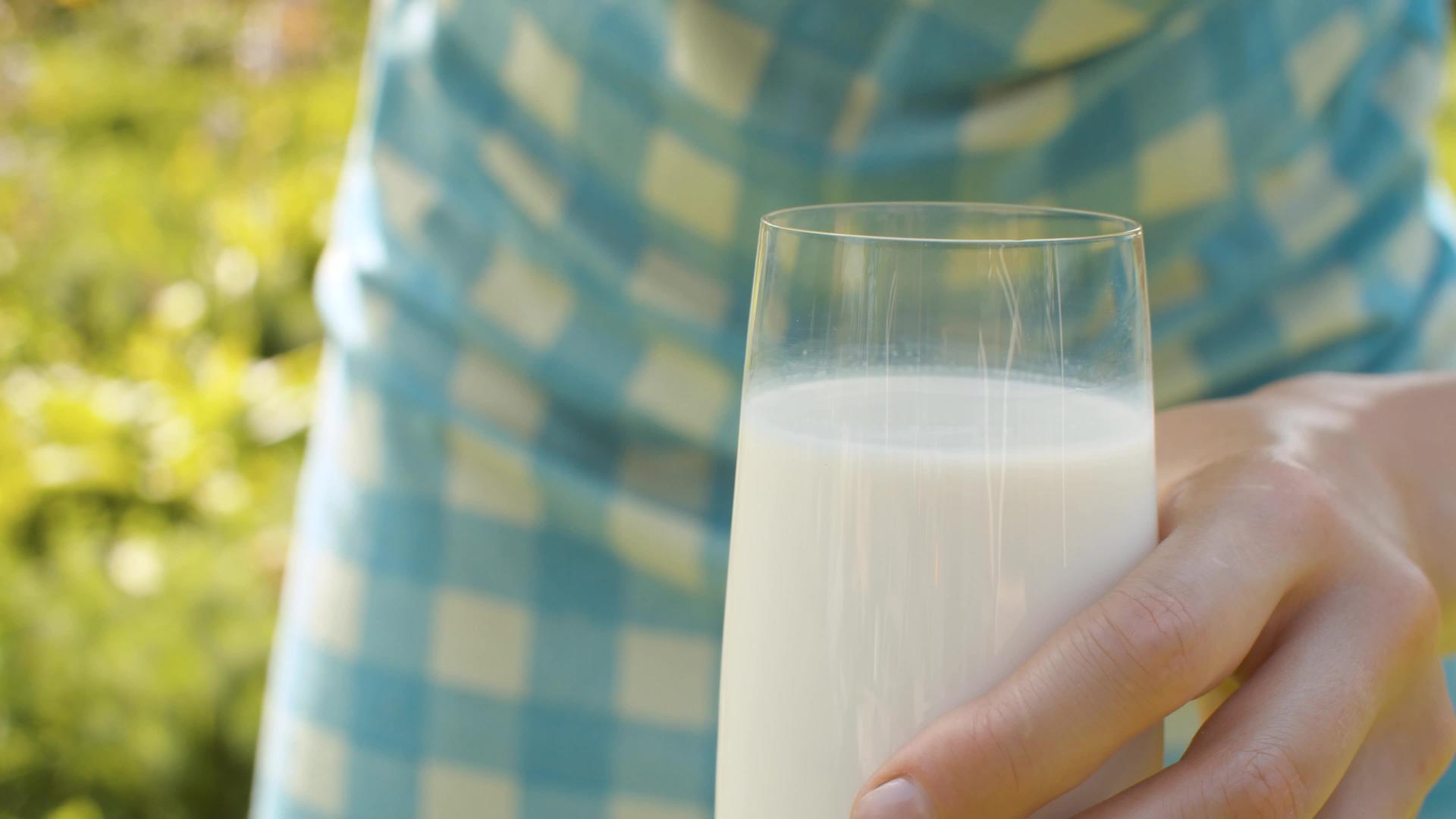 女性手中的奶杯视频的预览图