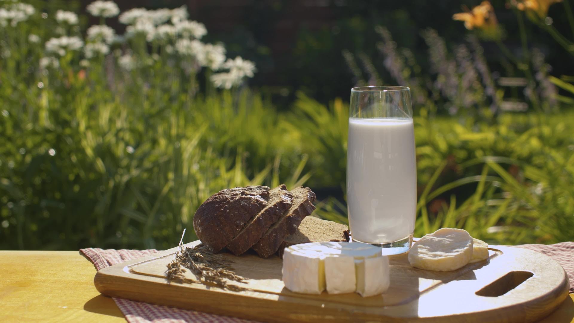牛奶面包和奶酪杯视频的预览图