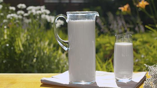 花园里有罐头和一杯牛奶视频的预览图