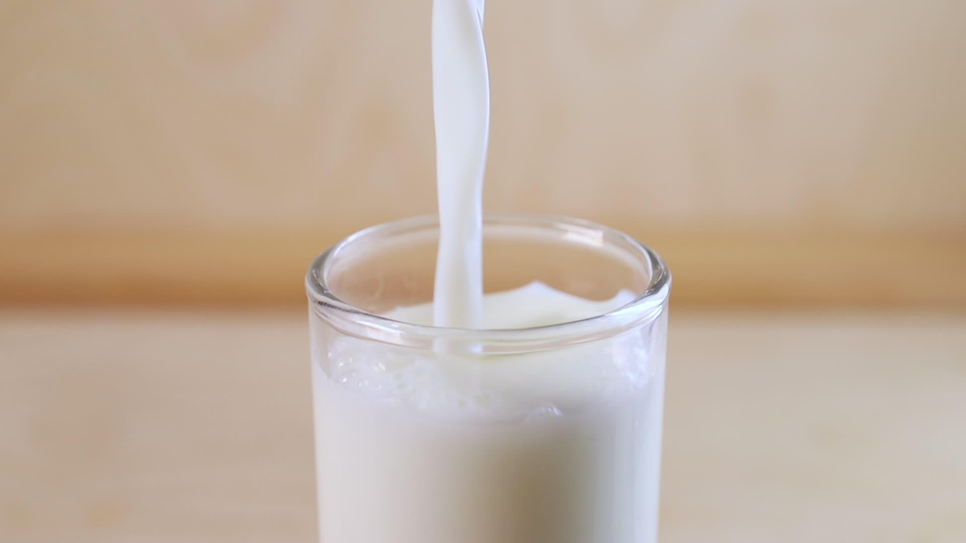 将牛奶倒入玻璃杯中视频的预览图