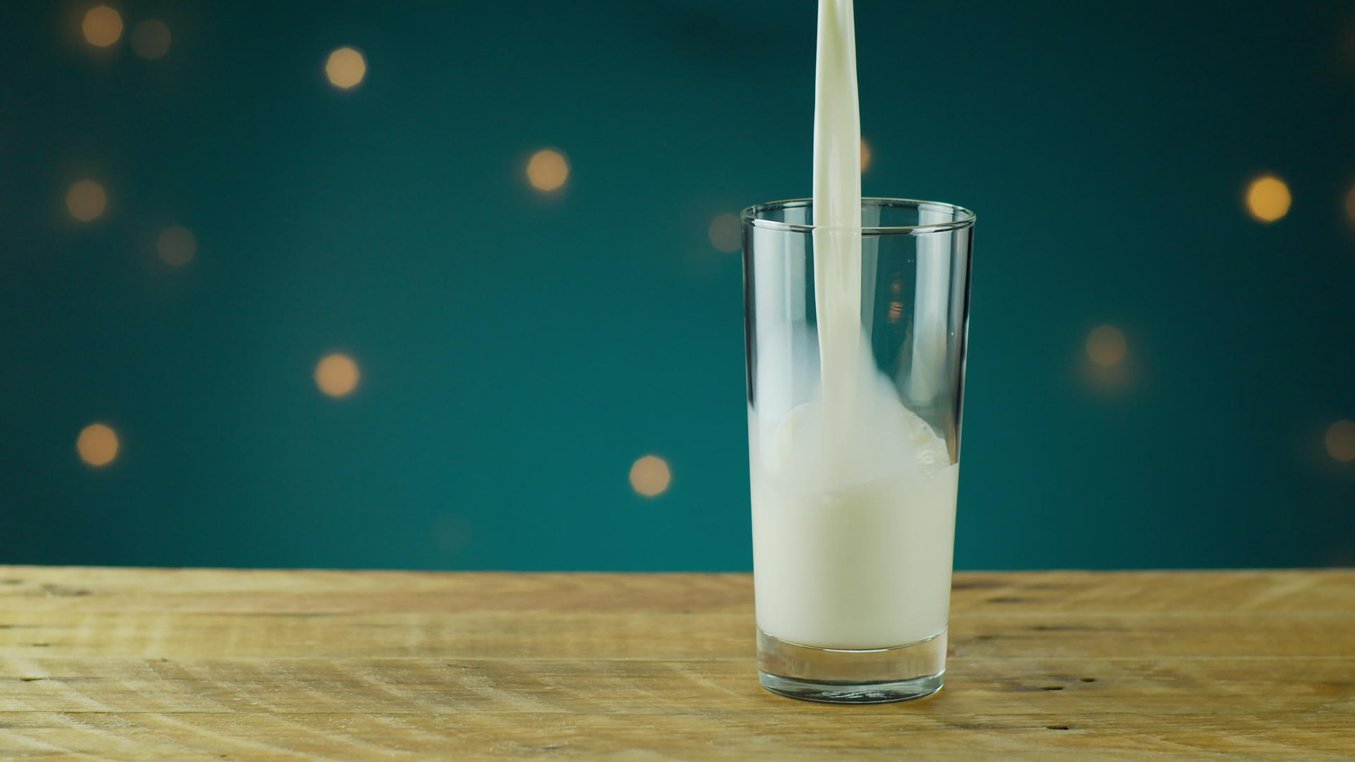 用玻璃浇在木桌上的牛奶视频的预览图