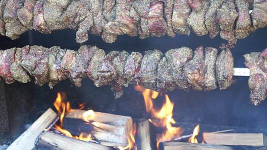 两块牛肉被公开烧烤视频的预览图