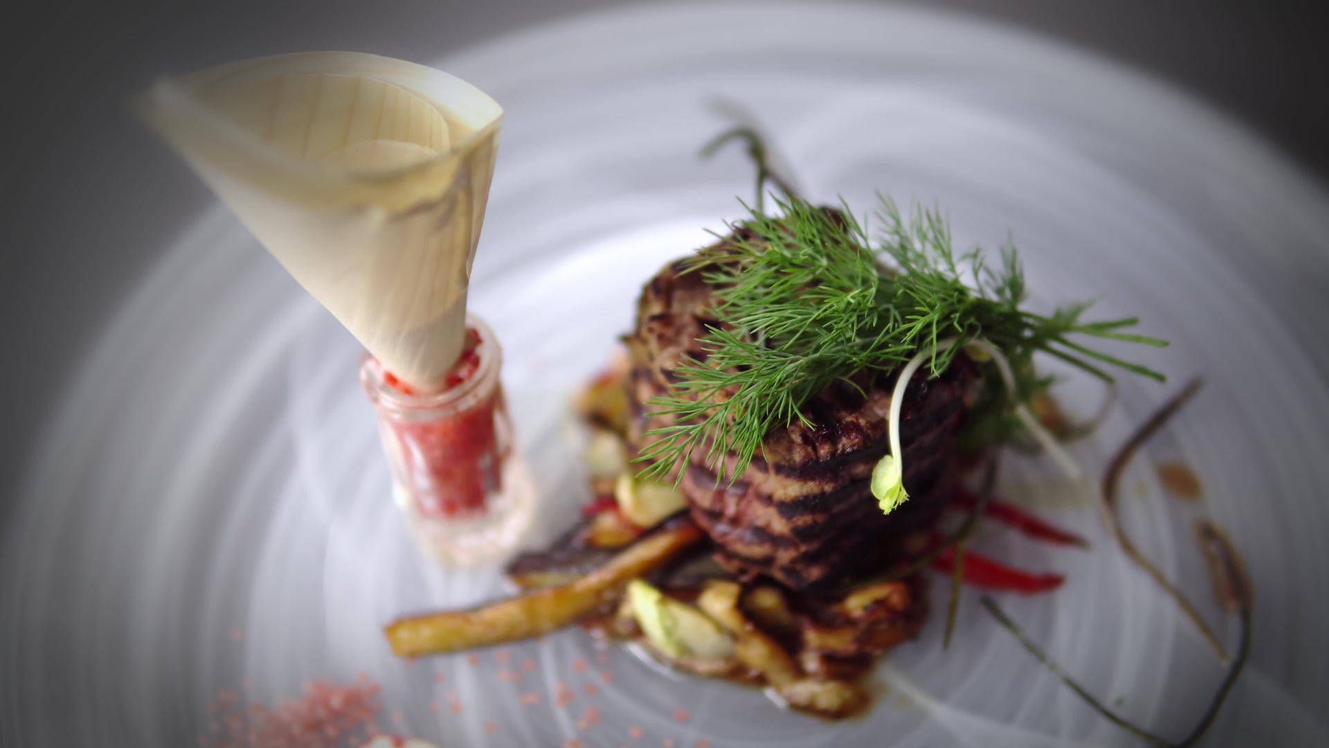 烤牛肉牛排板用蔬菜装饰视频的预览图