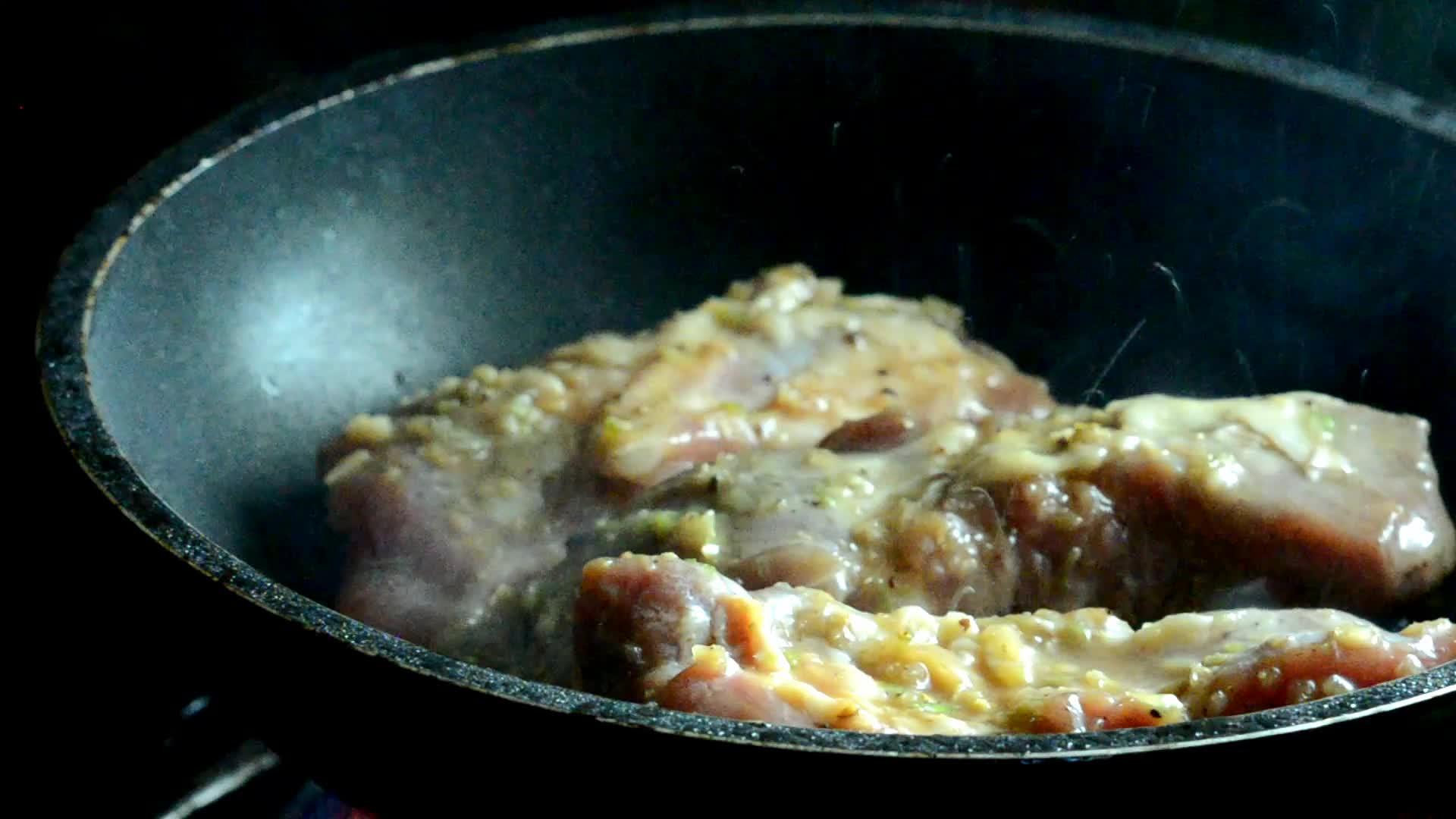 烤牛排或猪肉视频的预览图