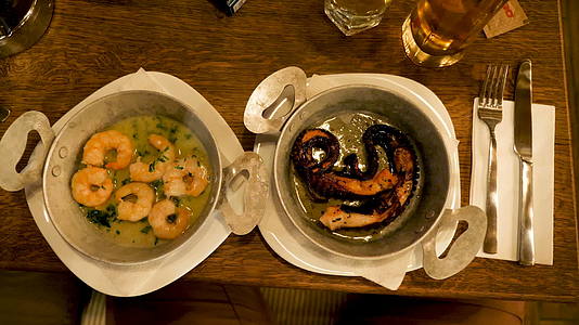 两个餐盘配有美味的食物和美味的海鲜视频的预览图