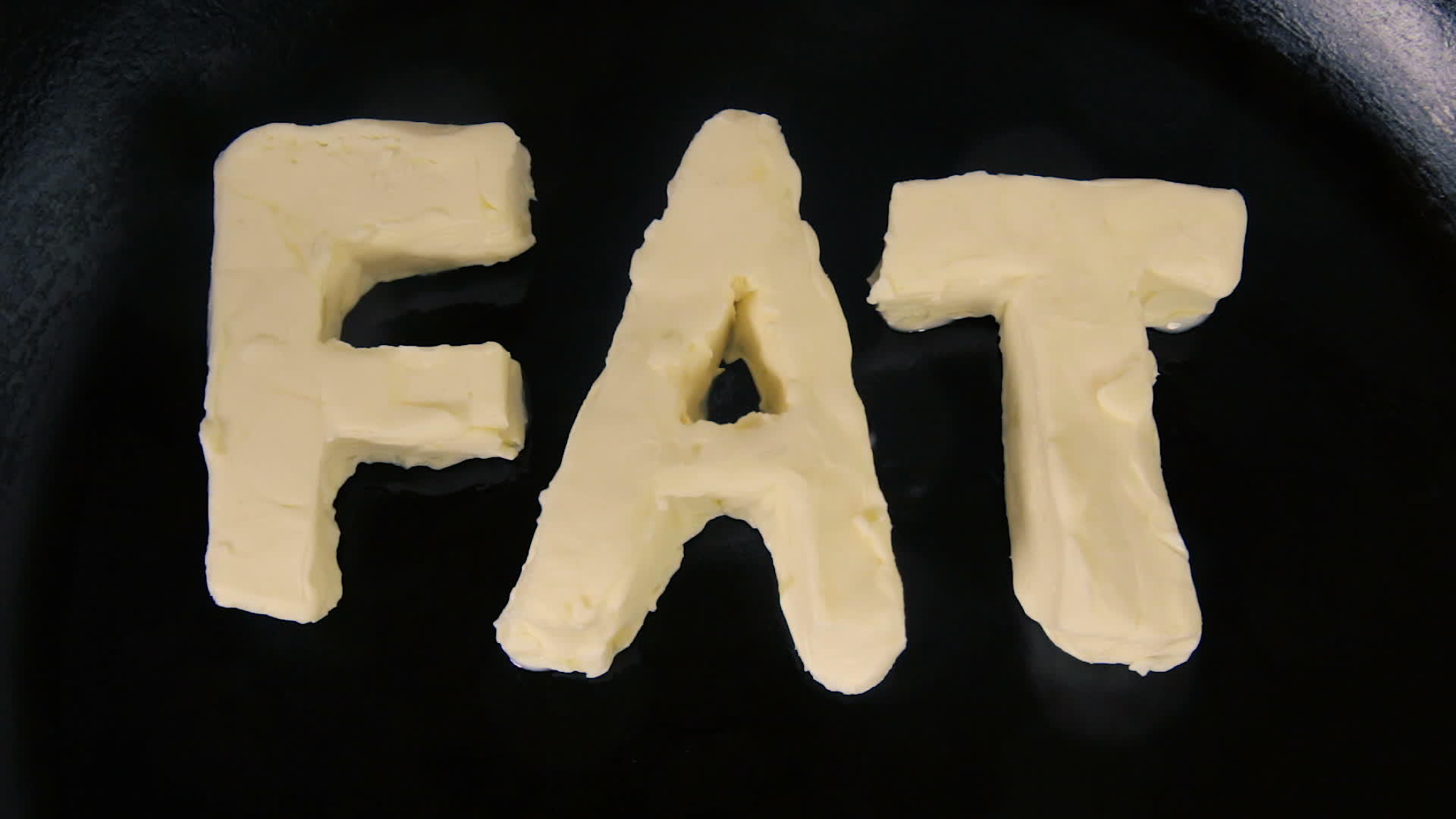 关闭火锅上脂肪融化的字形黄油的顶部视图视频的预览图