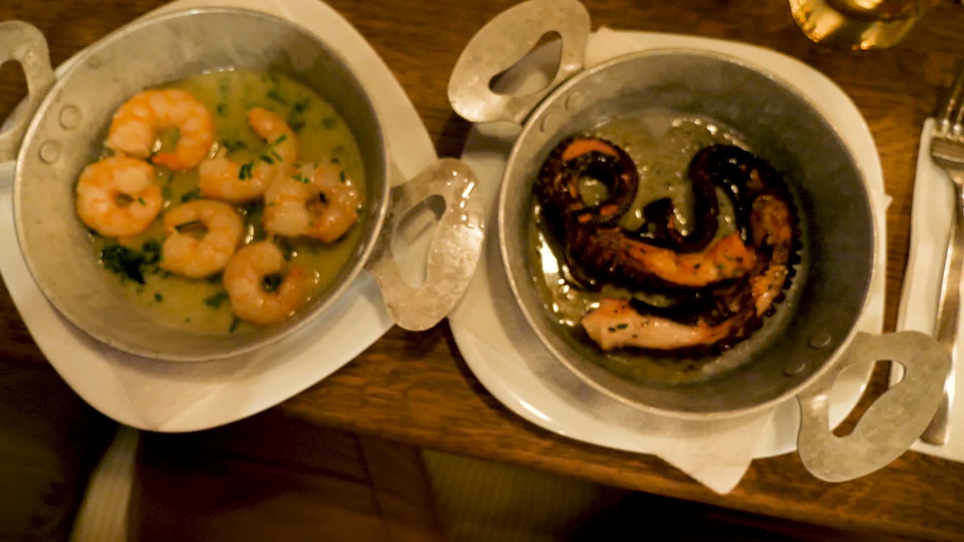 两个餐盘配有美味的食物和美味的海鲜视频的预览图