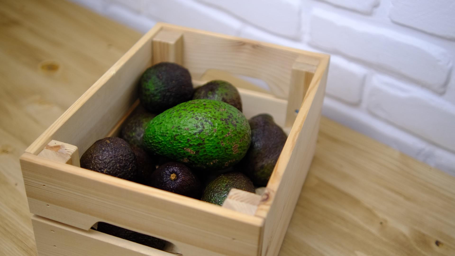 我放了一盒鳄梨水果收获桌上的木箱视频的预览图