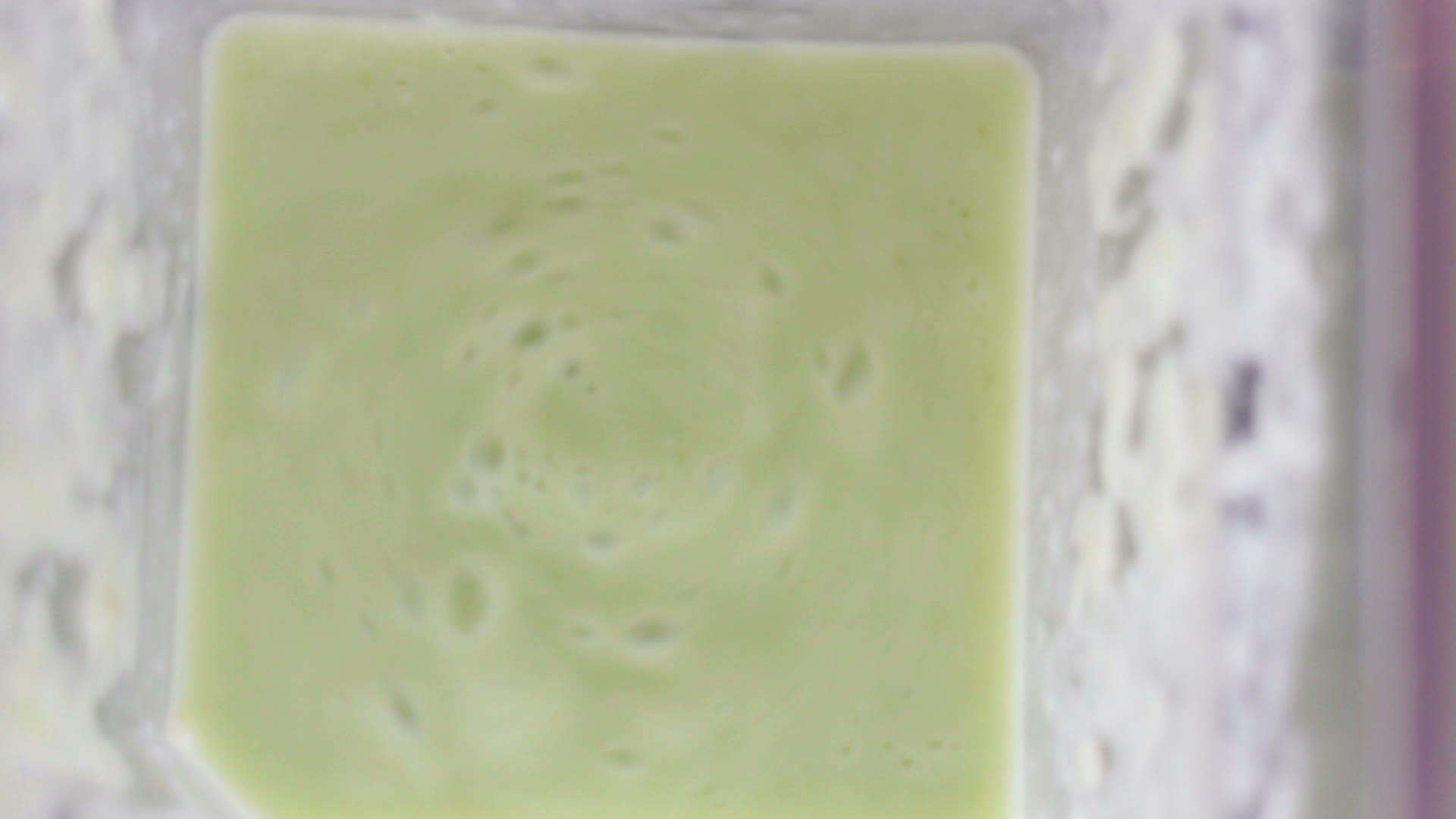 在搅拌机中制造绿色avocadoclidie饮料视频的预览图