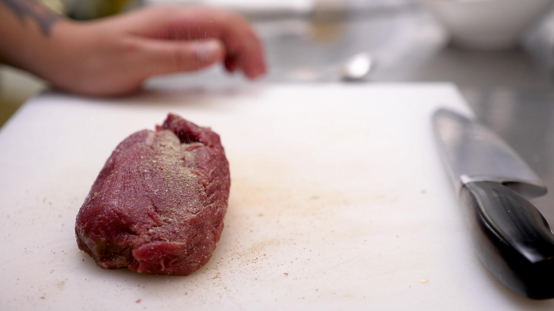 一块生牛肉由烹饪手制成视频的预览图