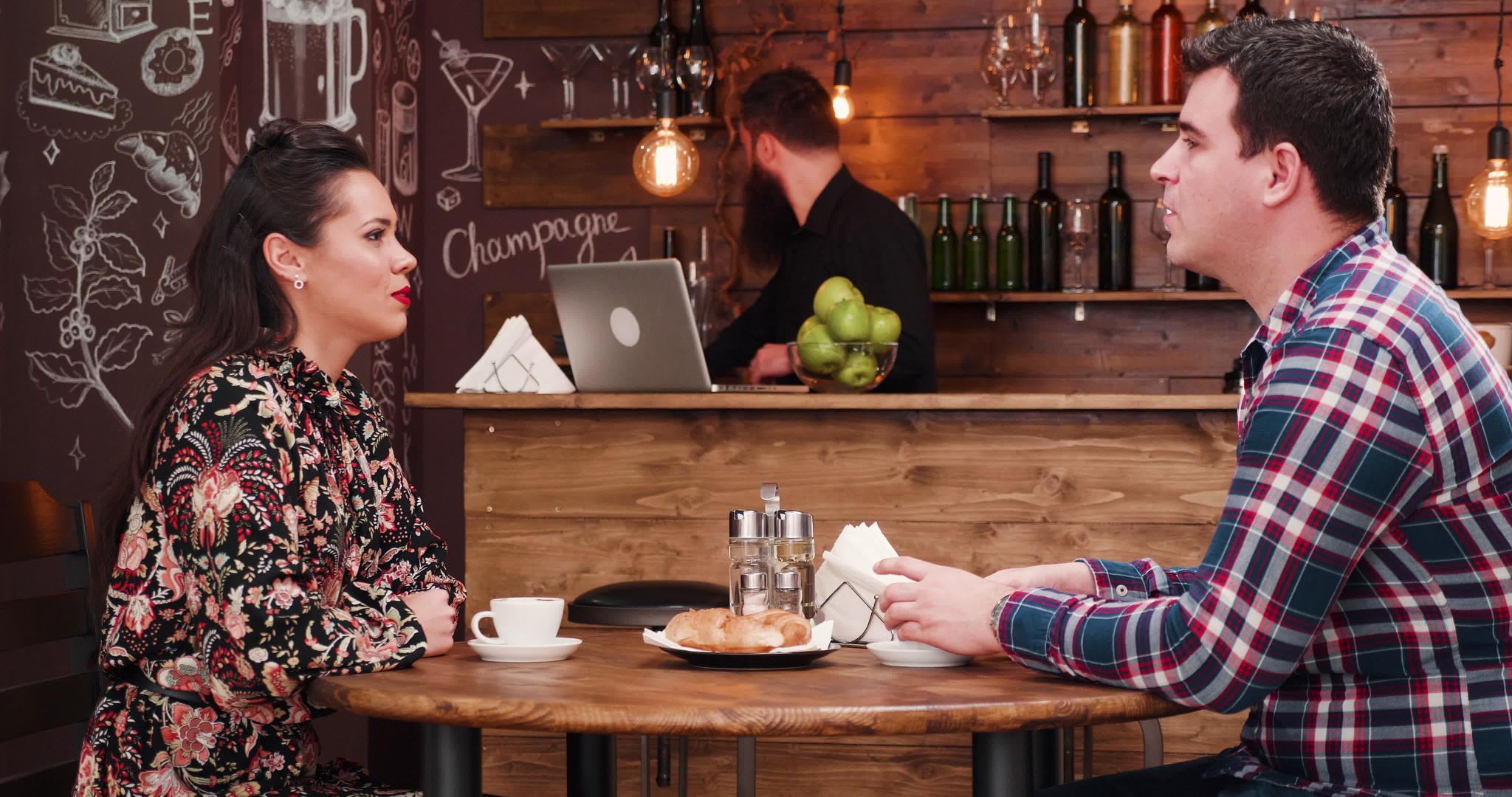 一对美丽的夫妇在一家时尚咖啡店的餐厅里吃牛角面包喝咖啡视频的预览图