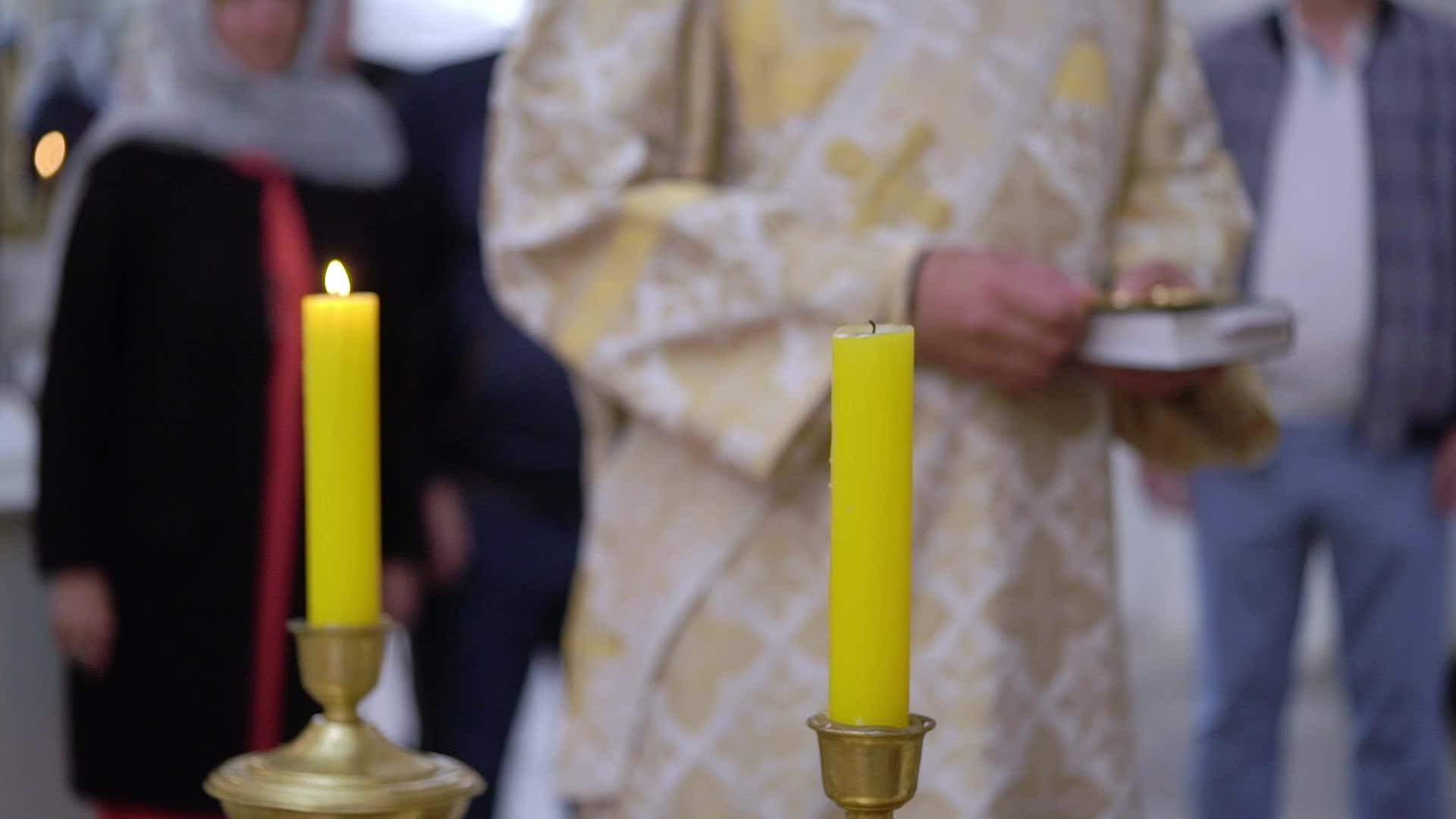 牧师在教堂里祈祷视频的预览图
