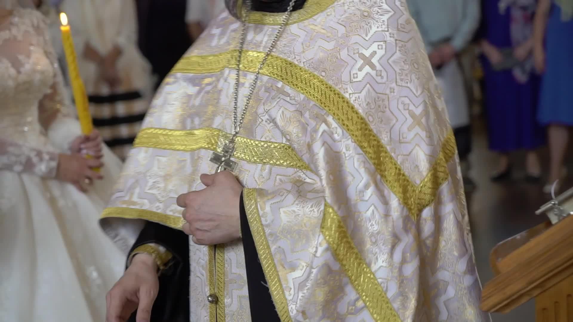 牧师在教堂里祈祷视频的预览图