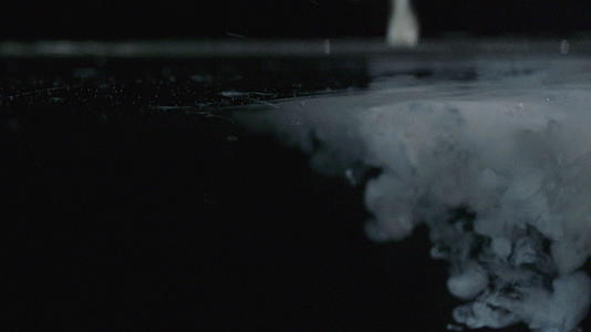 白色物质倒入水中溶解在水中视频的预览图
