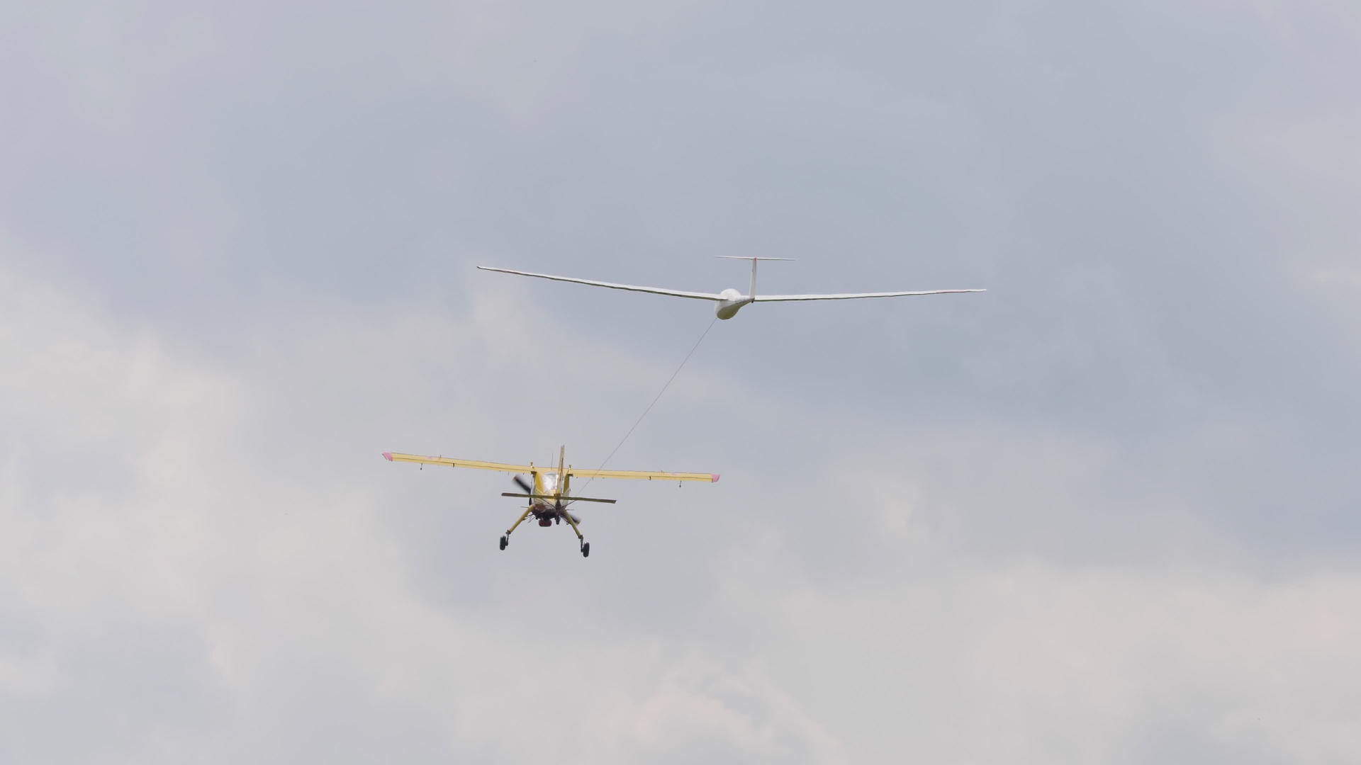 滑翔机拖着机动飞机视频的预览图