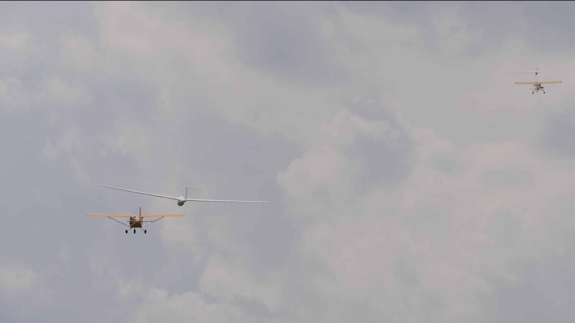 滑翔机拖着机动飞机视频的预览图