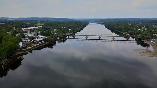 三角河横跨小城镇空中风景的桥梁具有历史意义视频的预览图