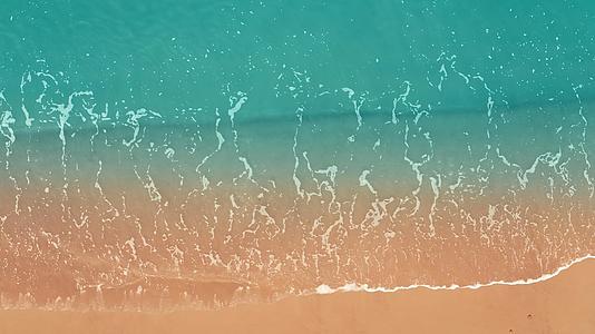 4K航拍海面上汹涌的波浪在沙滩上拍打视频的预览图