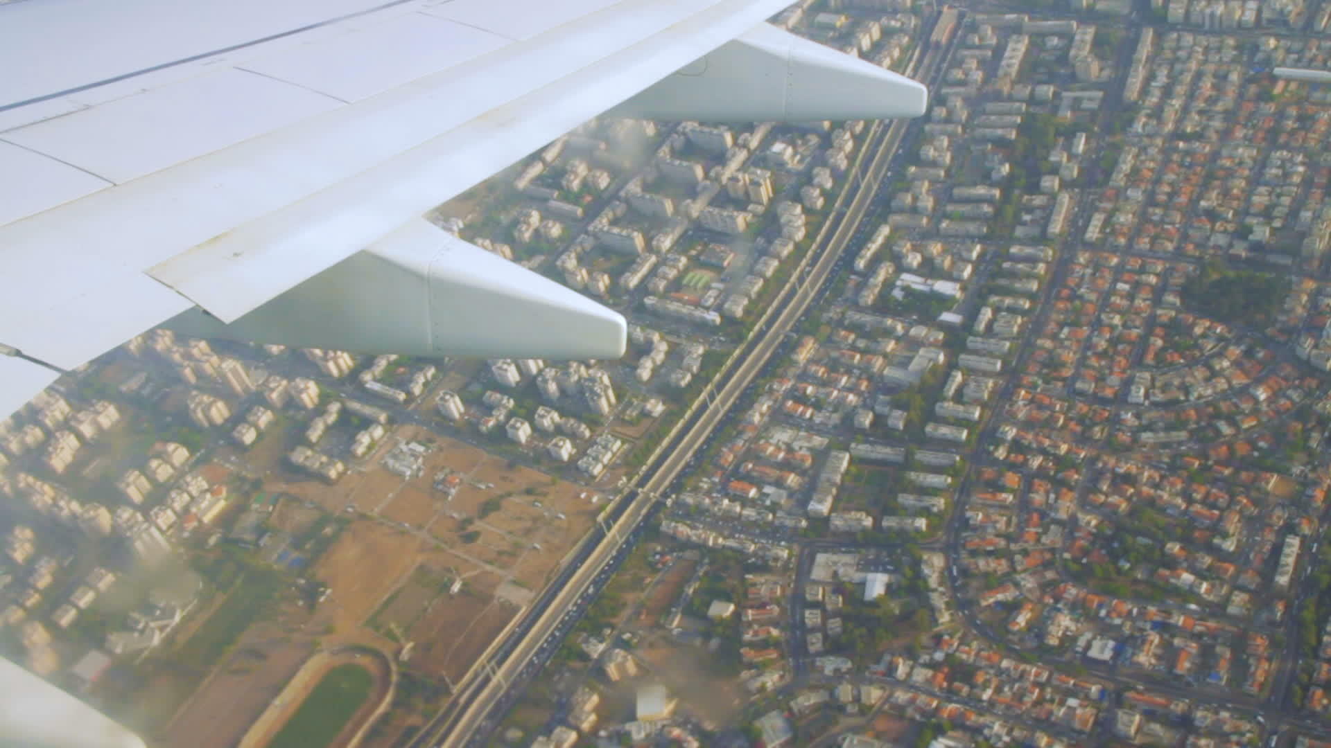 飞机机翼在天空和陆地上建造视频的预览图