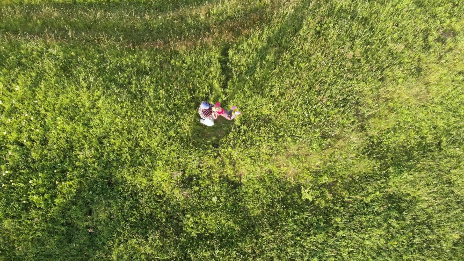 夏天父亲和女儿在河边玩得很开心从空中最高的角度转过身来视频的预览图