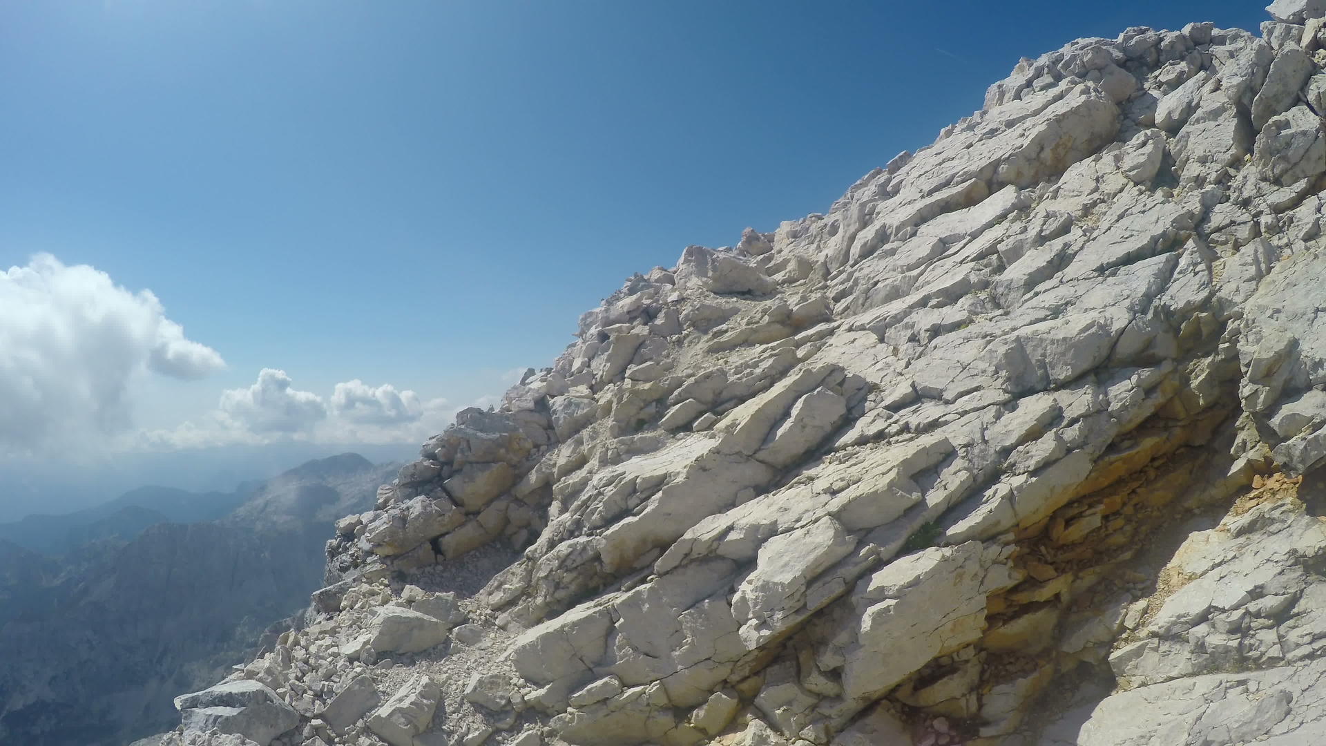 从第一个角度来看登山者爬上了朱廉雅阿尔卑斯山的岩石视频的预览图