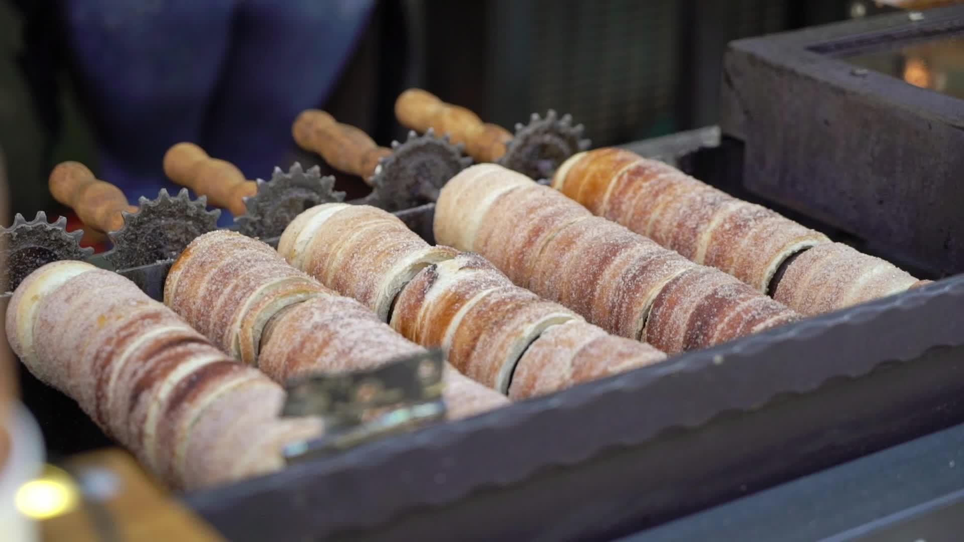 Praugue街头市场trdelnik面包店视频的预览图