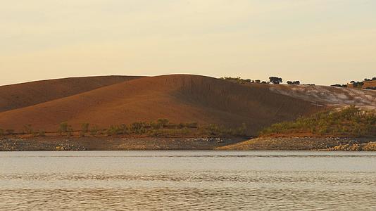 葡萄牙特雷纳日落时分一座大坝湖水库的水面反射沙漠视频的预览图