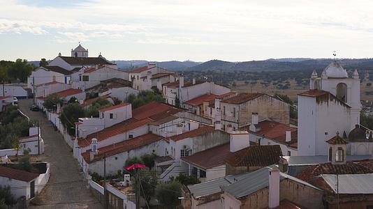在Portugal在城堡里看到白色的传统房屋和教堂视频的预览图