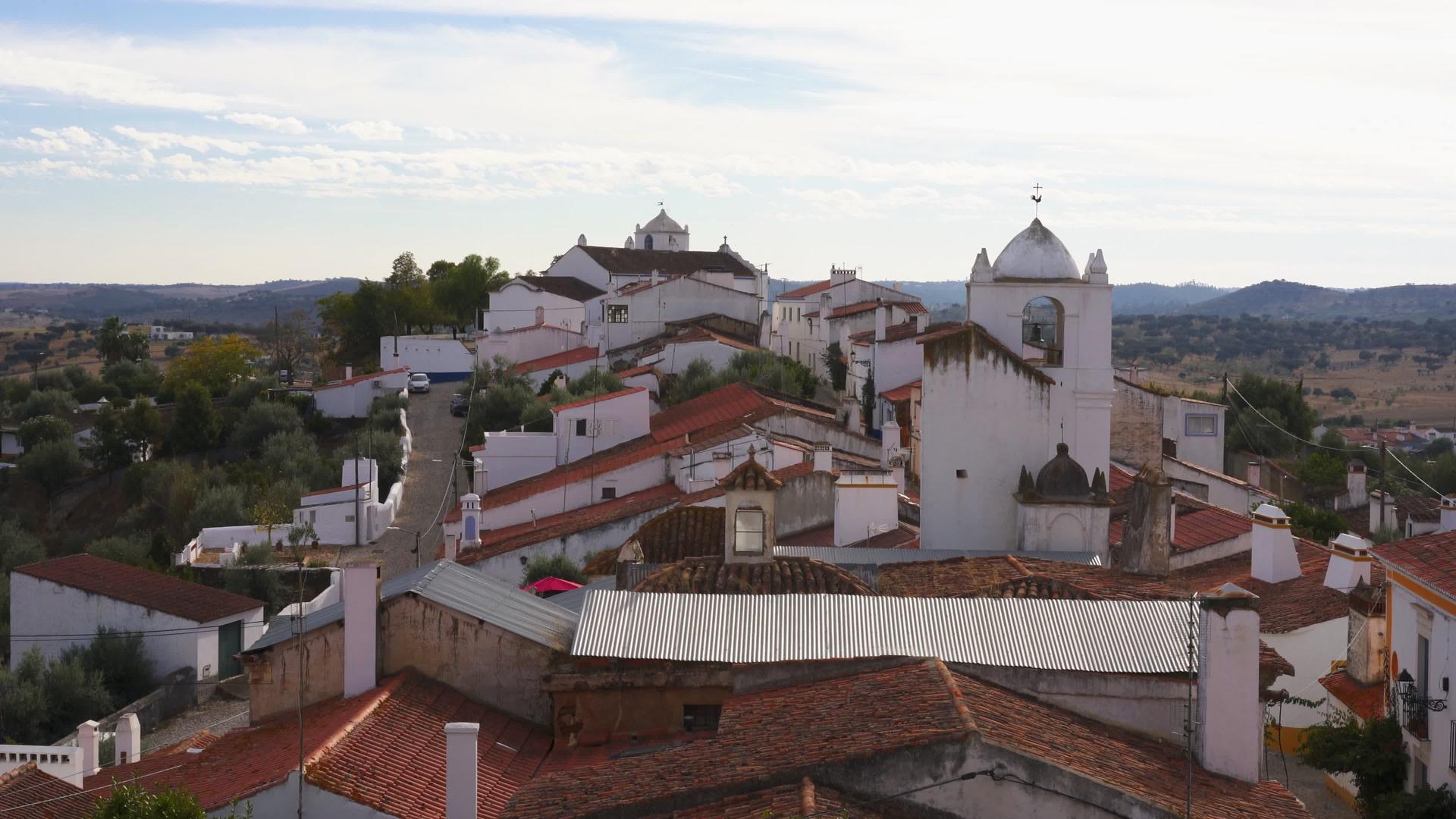 在Portugal在城堡里看到白色的传统房屋和教堂视频的预览图