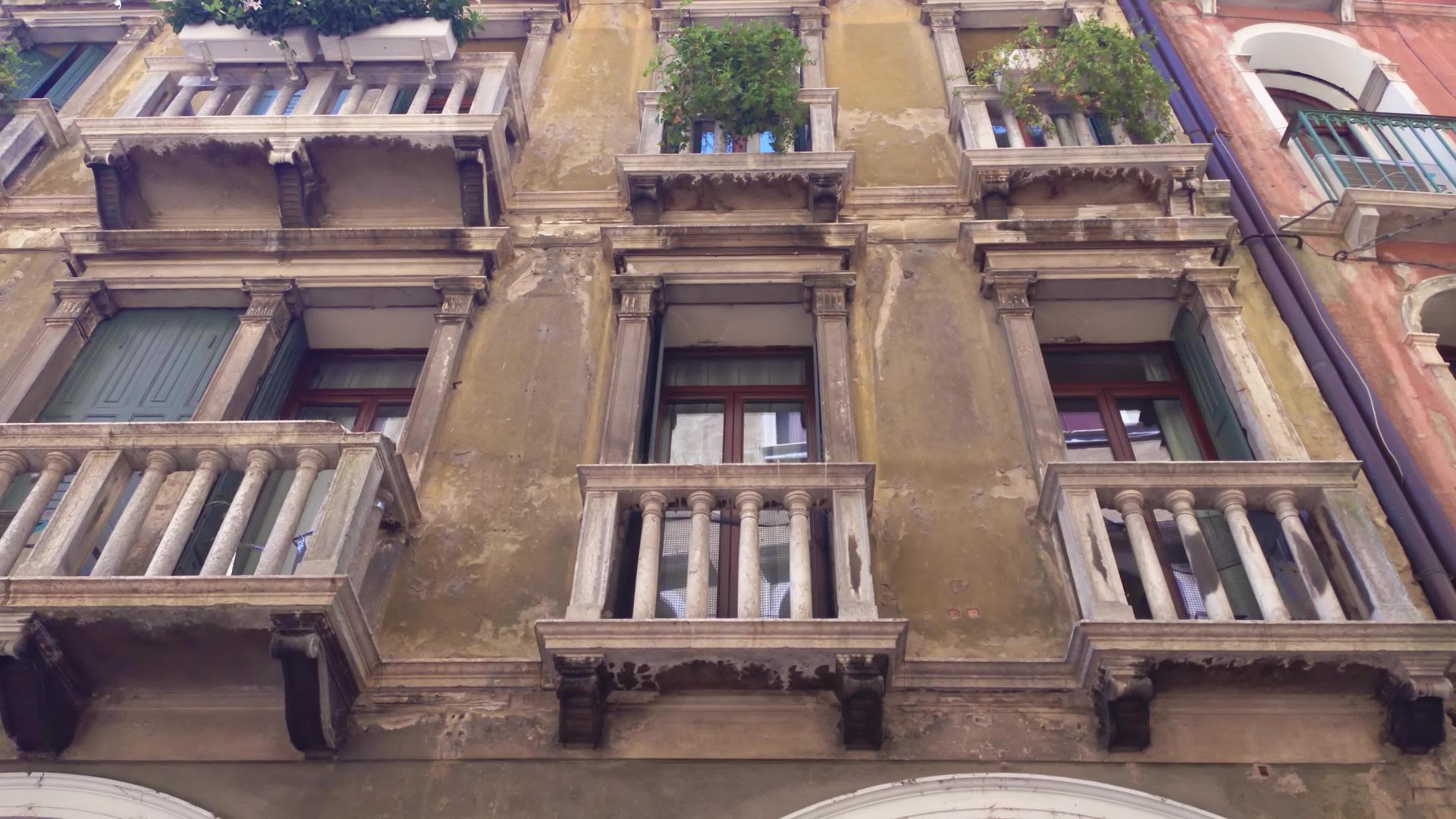 Treeviso阳台和窗户在历史建筑中的细节视频的预览图