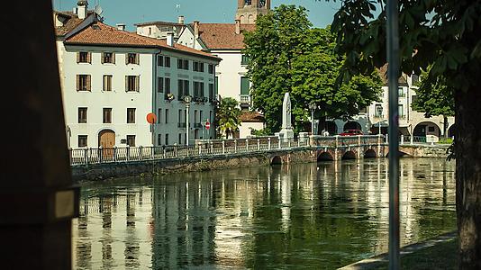 下午在意大利Treviso布兰内利河在河视频的预览图