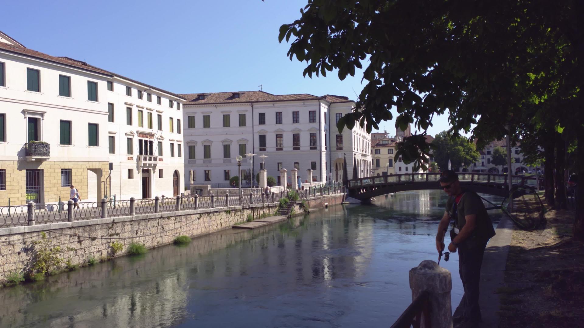 在Treviso西里河上的渔民视频的预览图