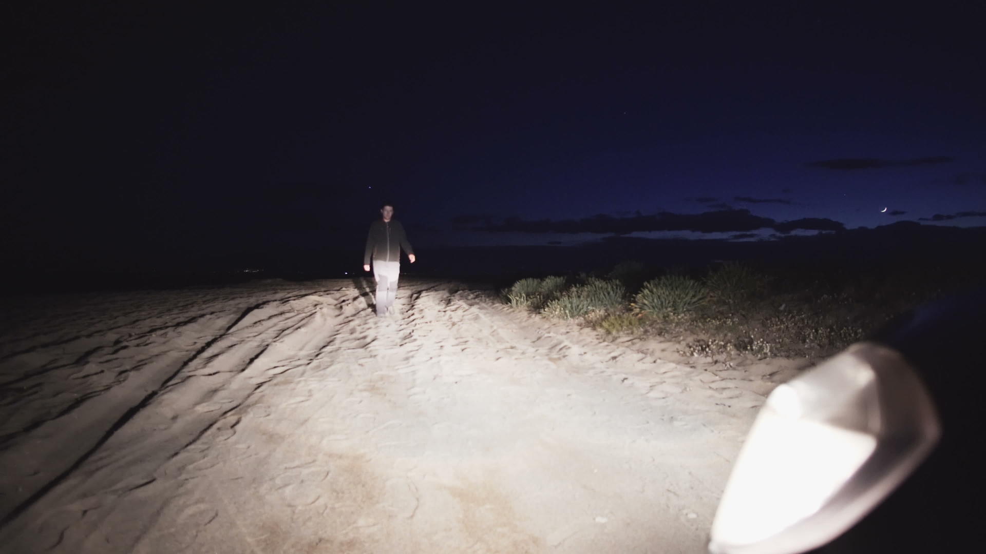 这名男子接近汽车在沙滩上挂着灯与土匪谈判非法交易视频的预览图