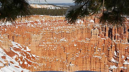 冬天的布莱斯峡谷在美国犹他州的雪圆剧场里是不祥的视频的预览图