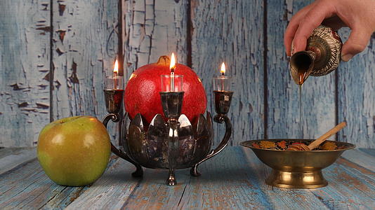带有石榴传统象征符号的蜂蜜和苹果意味着视频的预览图