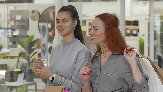 女性朋友在商场展品中检查和销售商品视频的预览图