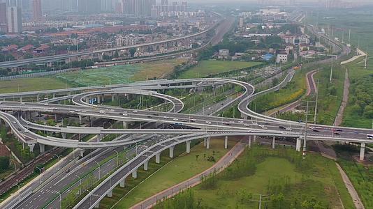 航拍武汉三环复杂的立交桥视频的预览图