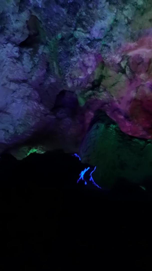 移动实拍在广东清远连州地下河洞内视频的预览图