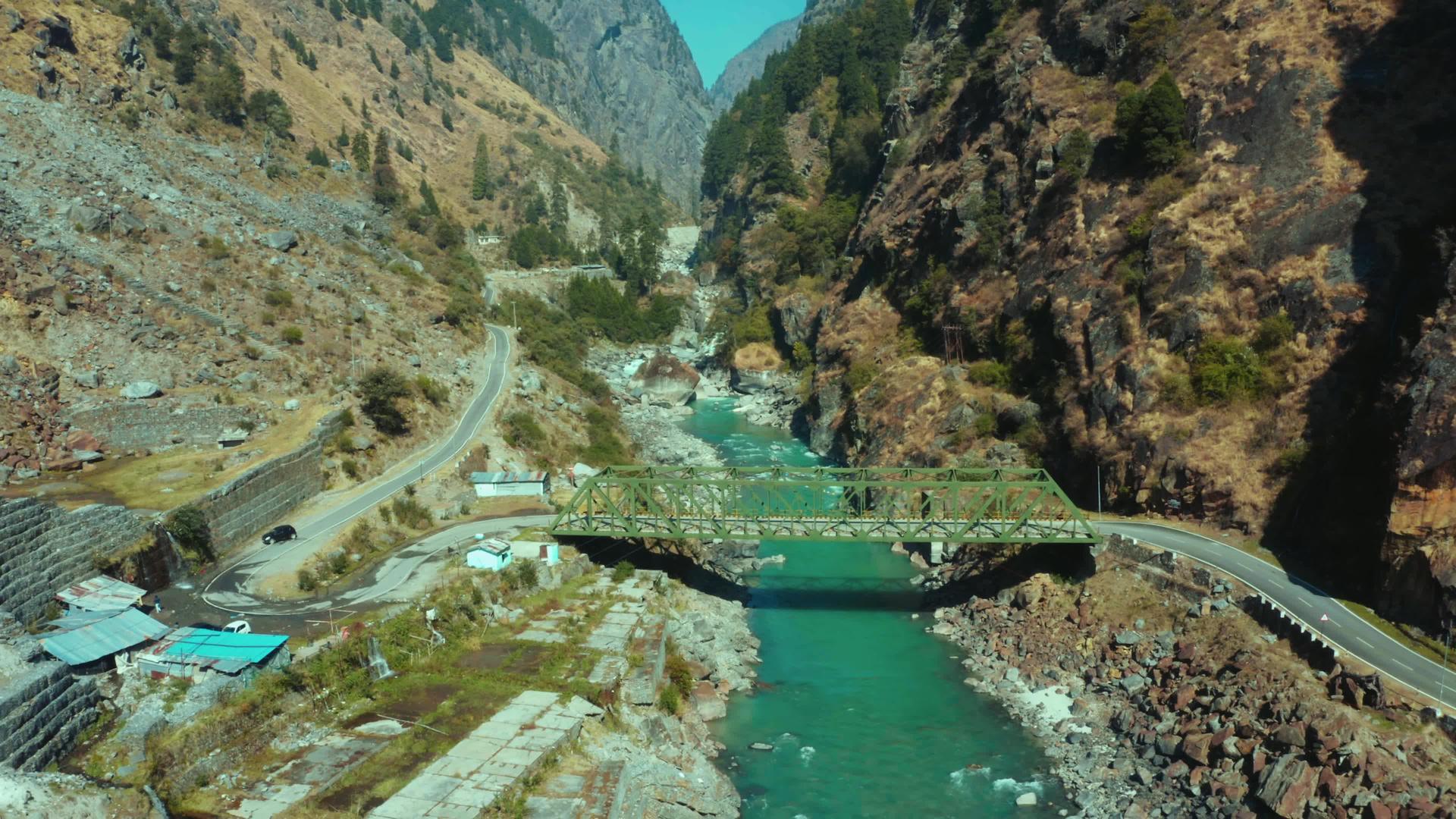 乌塔拉克汉德被大片棕色的山脉和绿树环绕uttarakhand视频的预览图