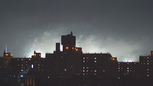 纽约城市的灯光显示黄昏时有惊人的烟花和烟花视频的预览图