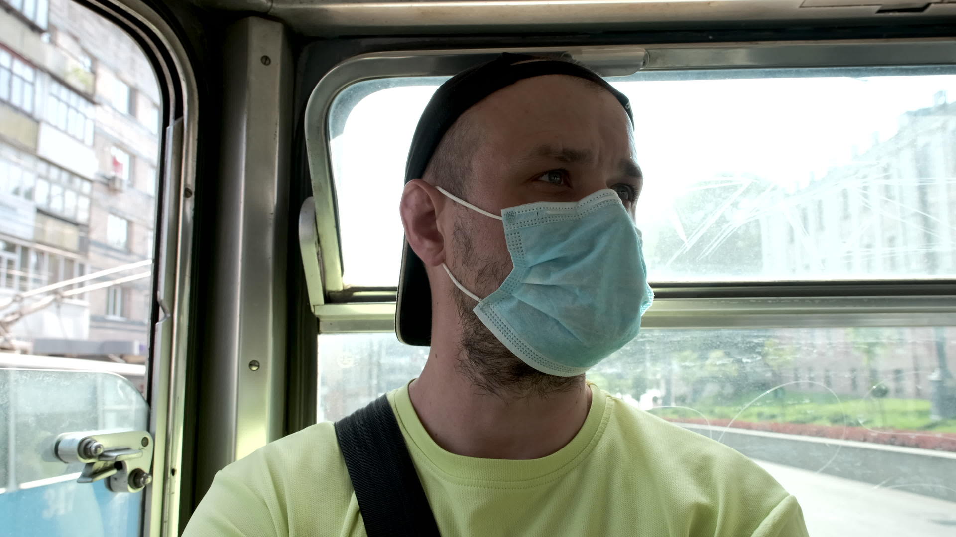 一个戴着医疗面具的人的肖像在公共交通工具中骑马视频的预览图