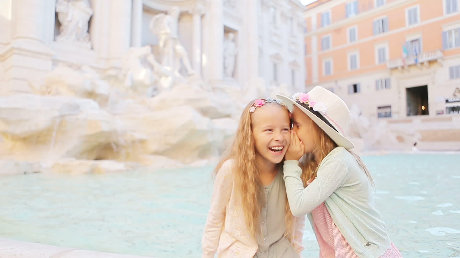 靠近喷泉FontanadiTrevi的小美少女视频的预览图