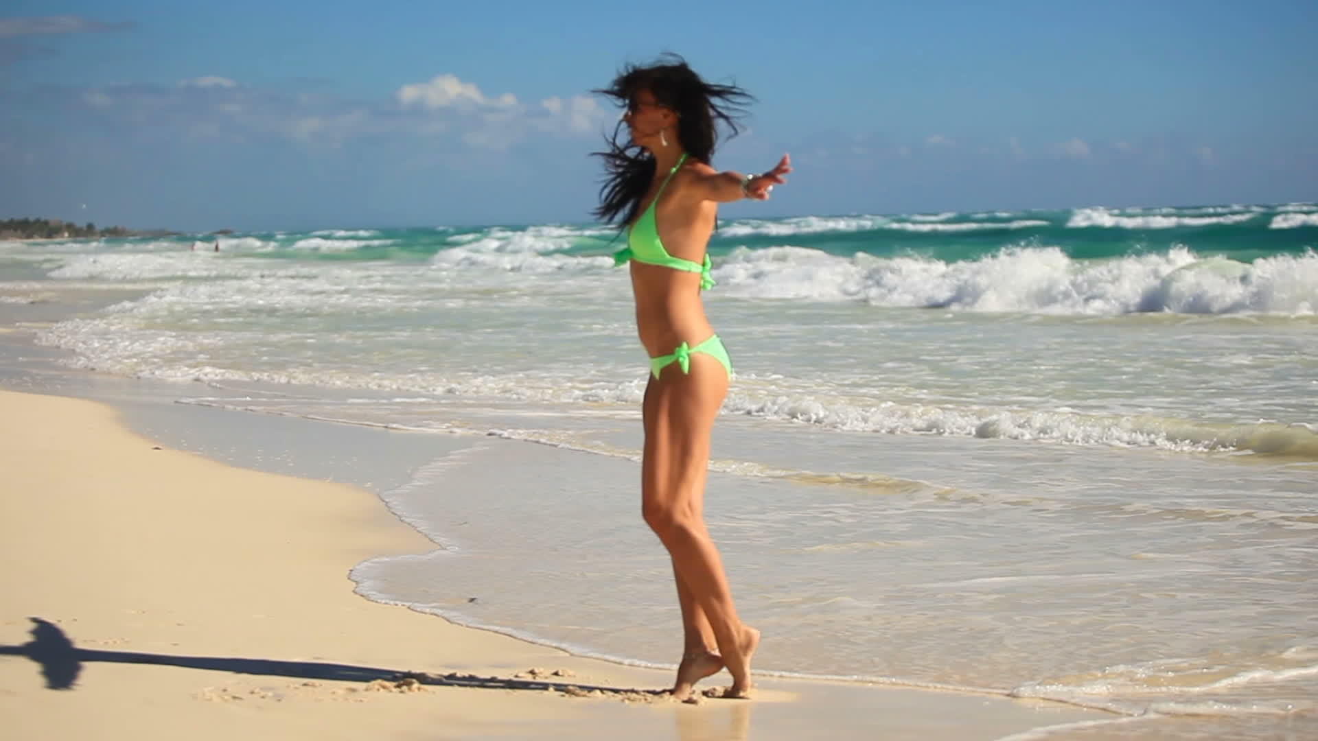 享受沙滩热带度假的年轻女性视频的预览图